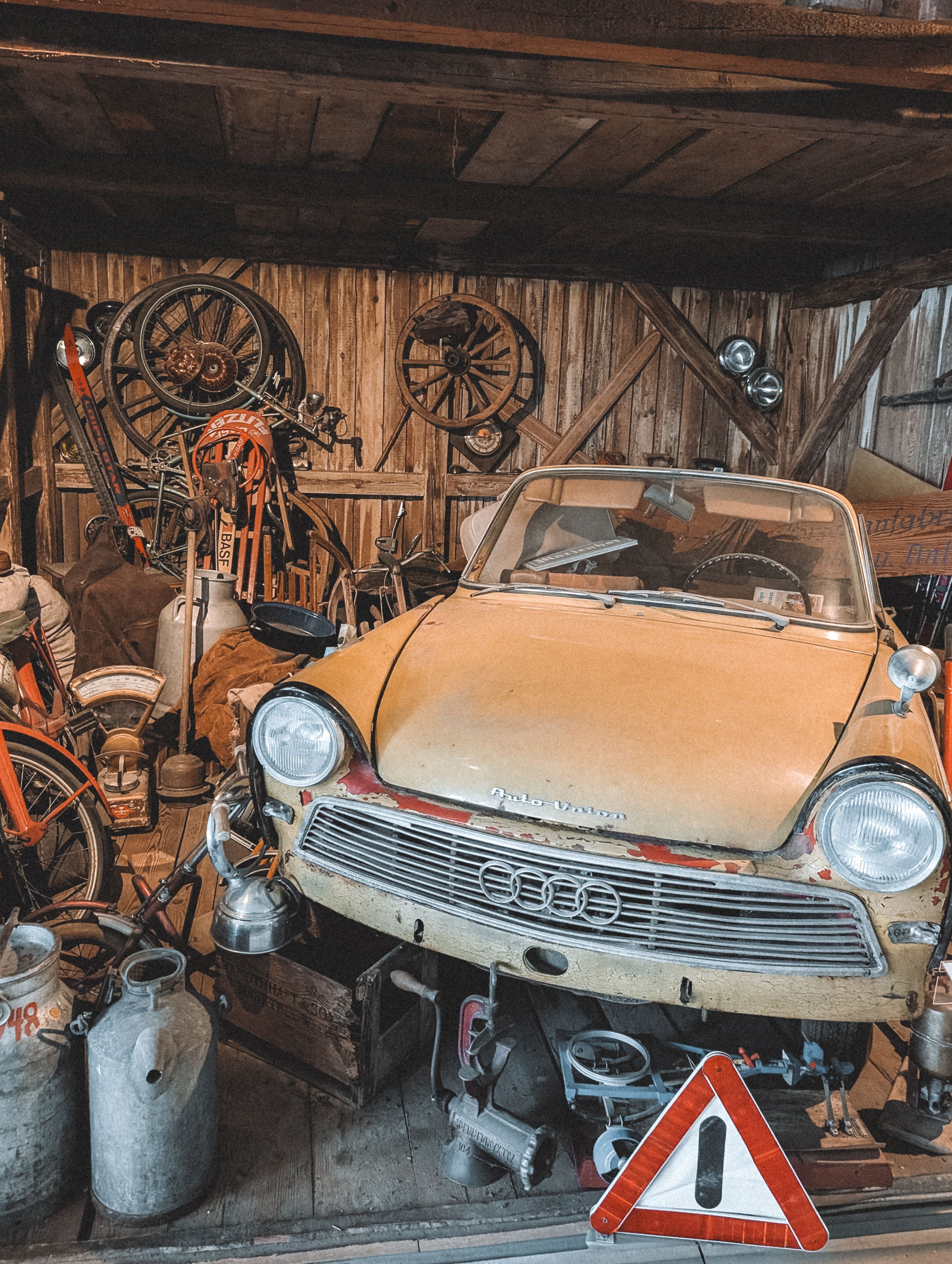 Abandoned Vintage Audi in Rustic Garage, Fichtelberg · Free Stock Photo