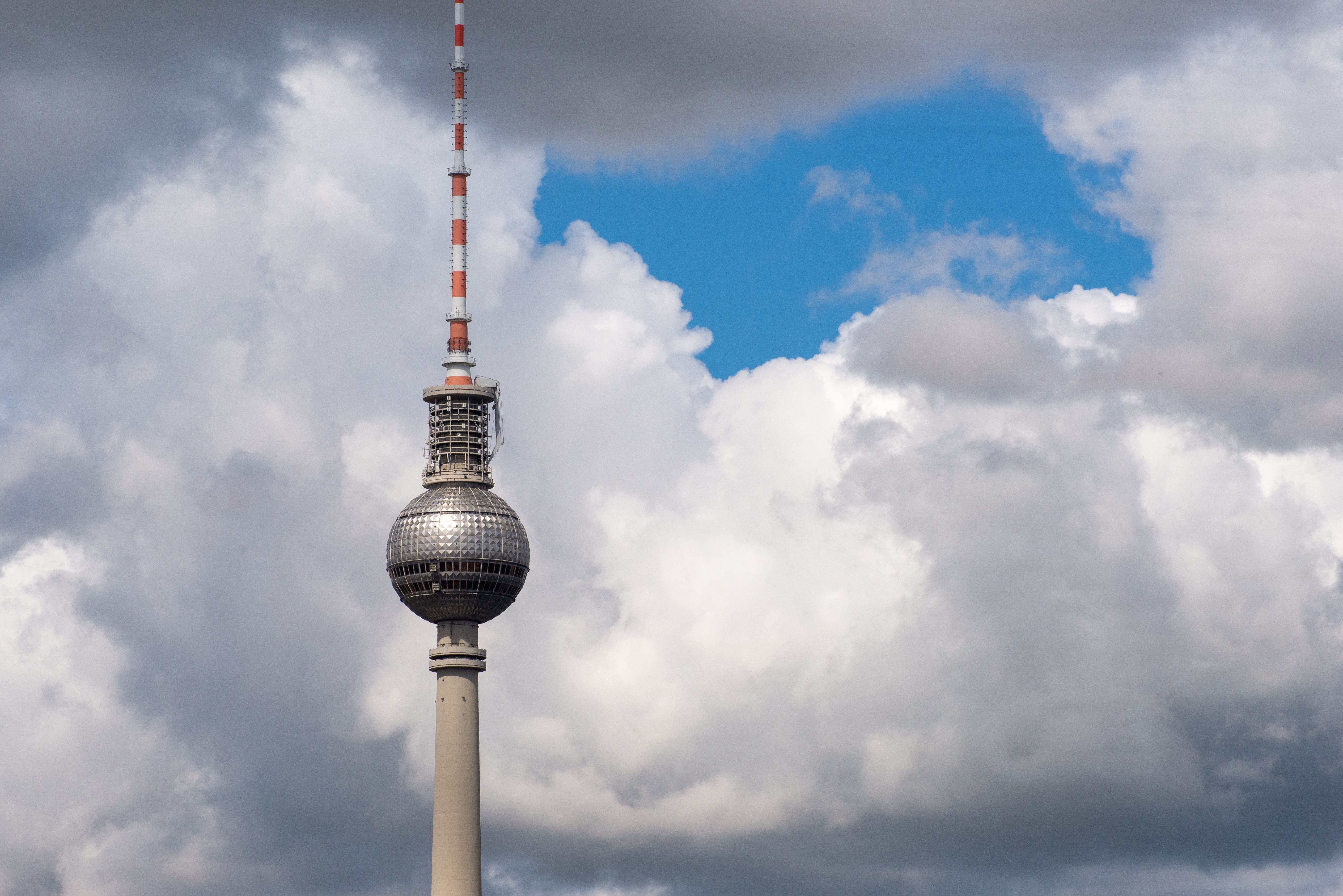 Why July Heat Waves Hit Berlin at 35°C While Munich Stays 28°C: German Festival Weather Patterns