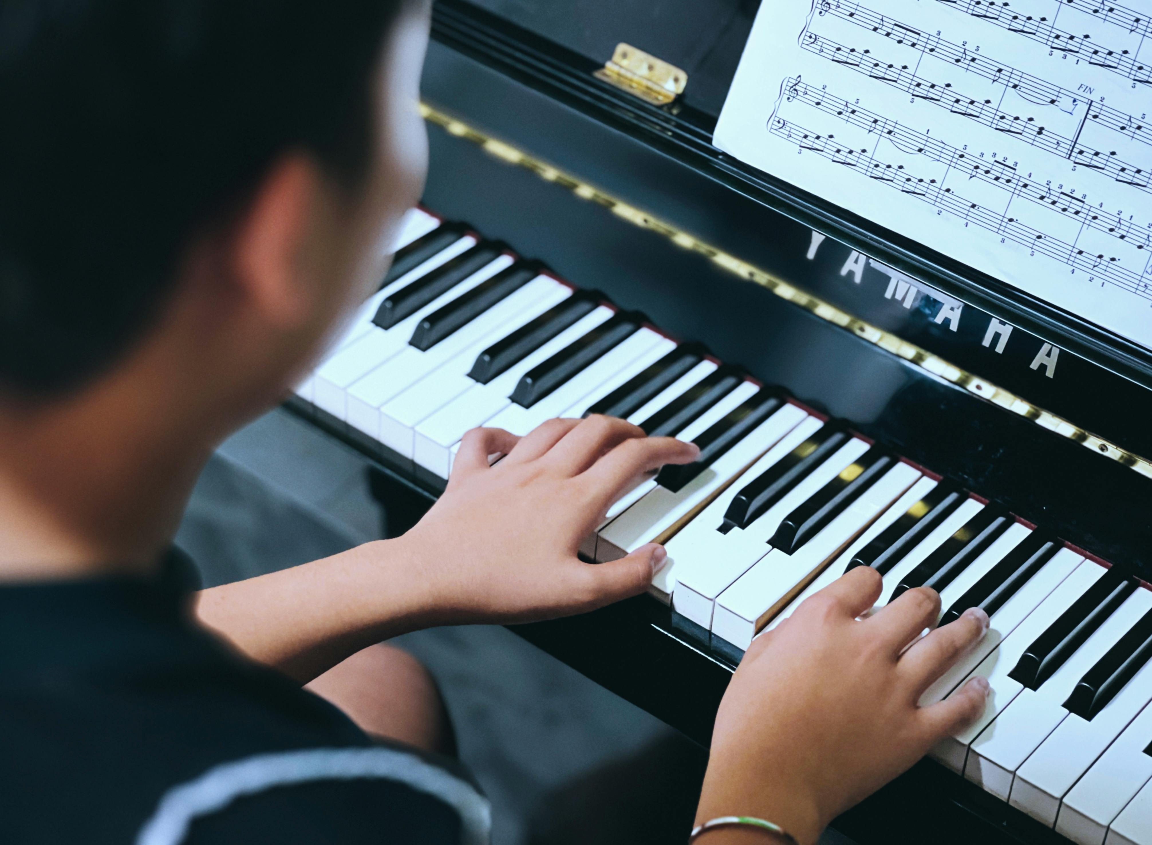 music discovery center — Photo by Thông Nguyễn on Pexels