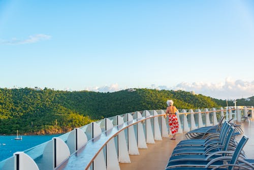 Mulher Em Navio De Cruzeiro