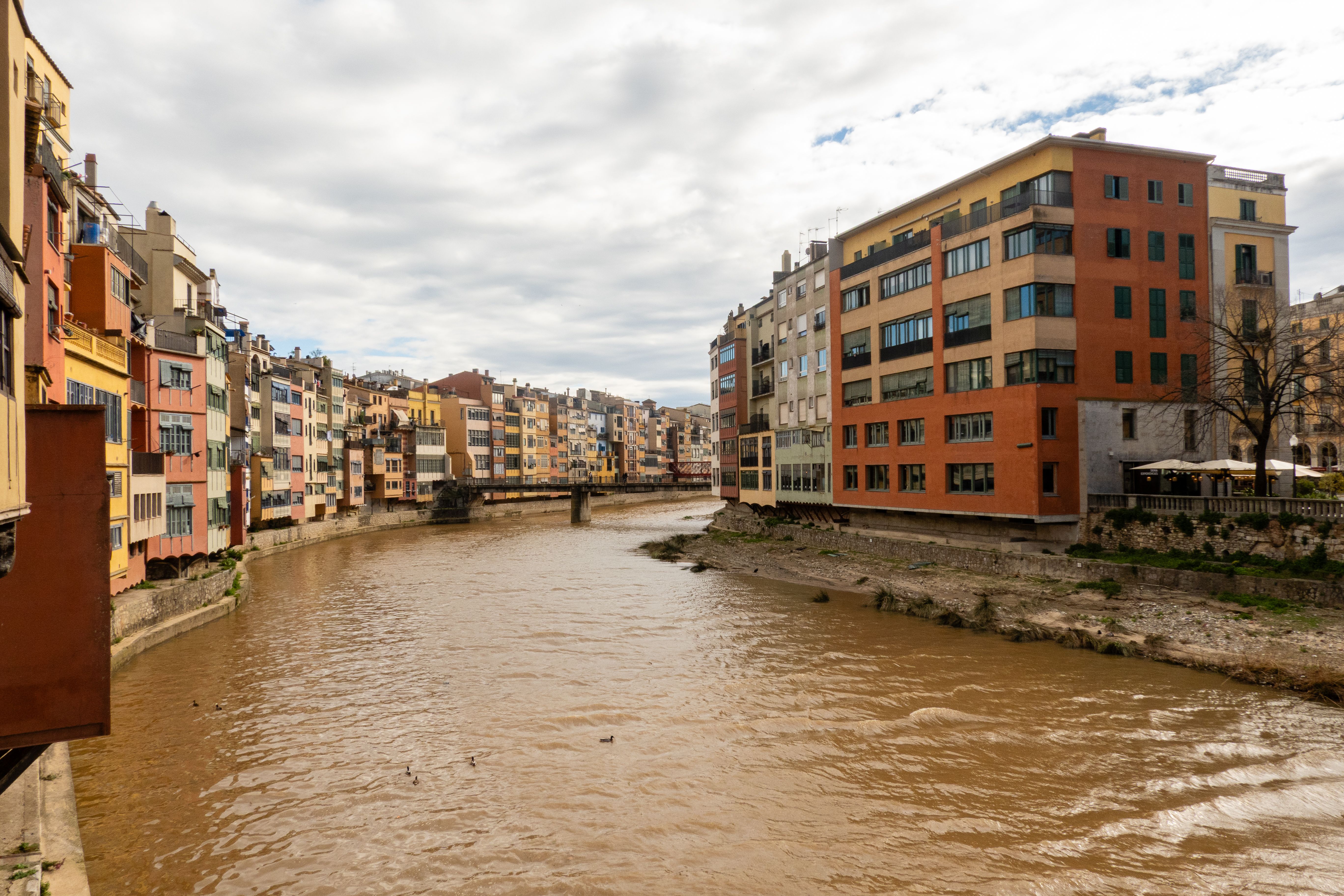 Vibrant buildings line the Onyar River in Girona, capturing the picturesque urban landscape.