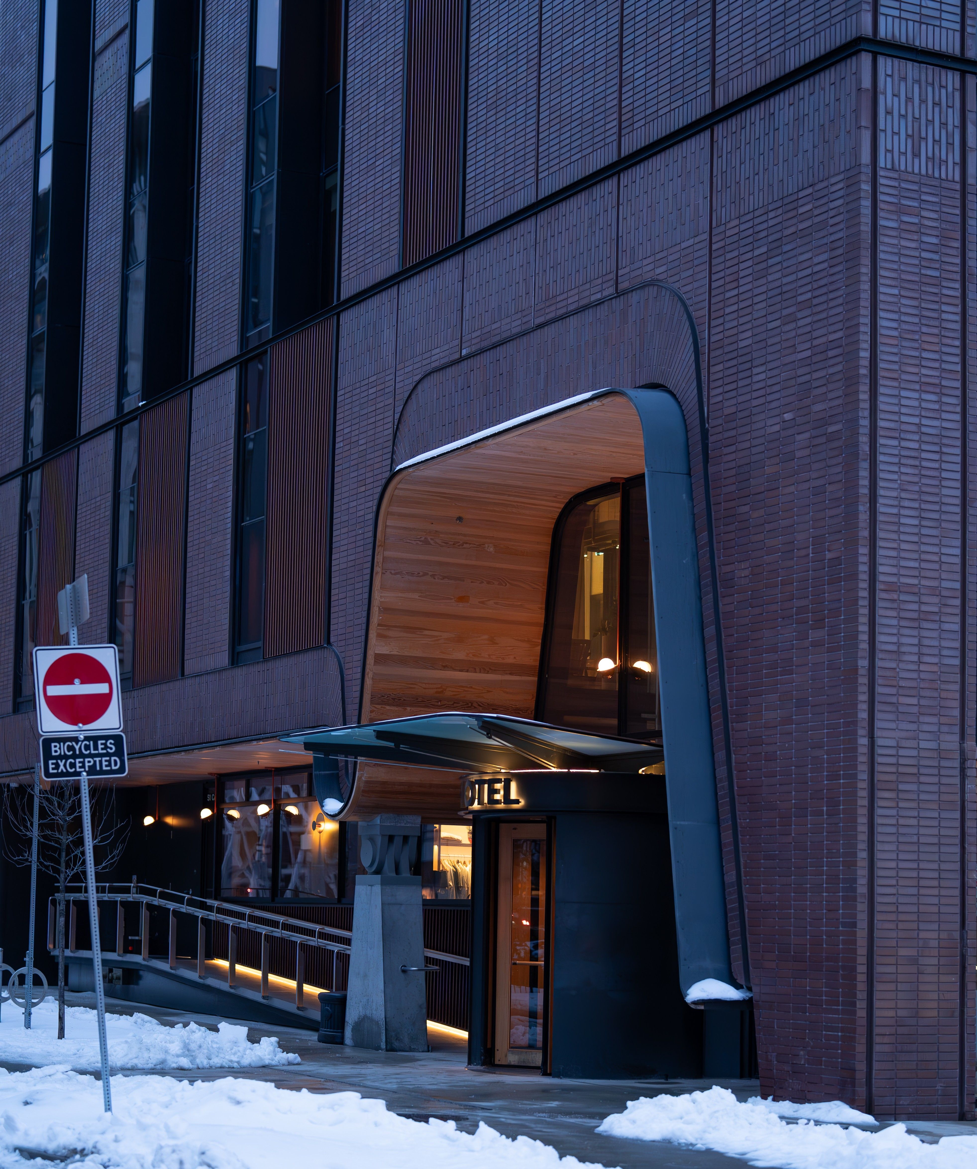 Fachada De Hotel Moderno En Una Noche Nevada En Toronto. · Foto de ...