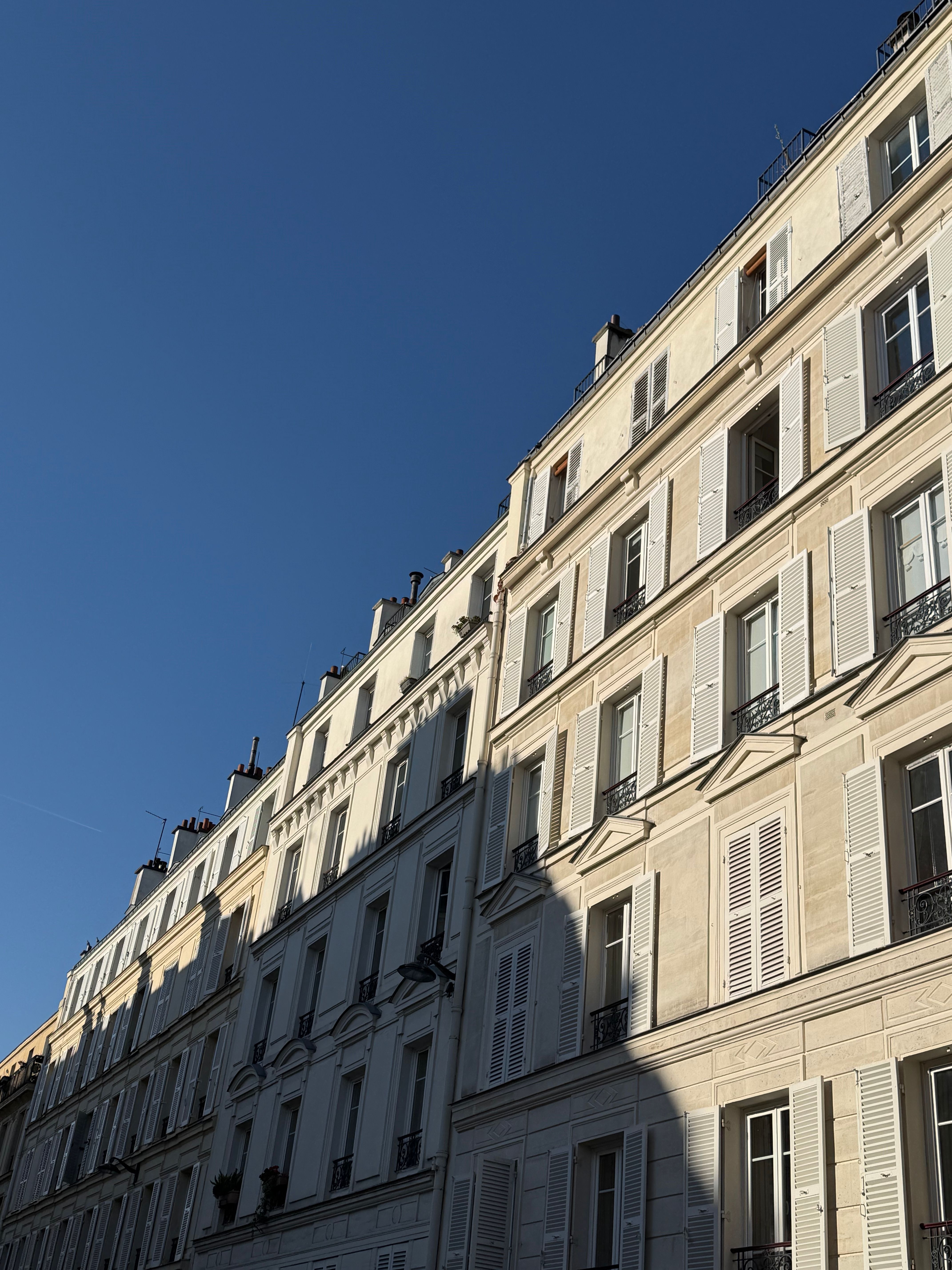 Détail d’une façade d’immeuble parisien et de ses balcons