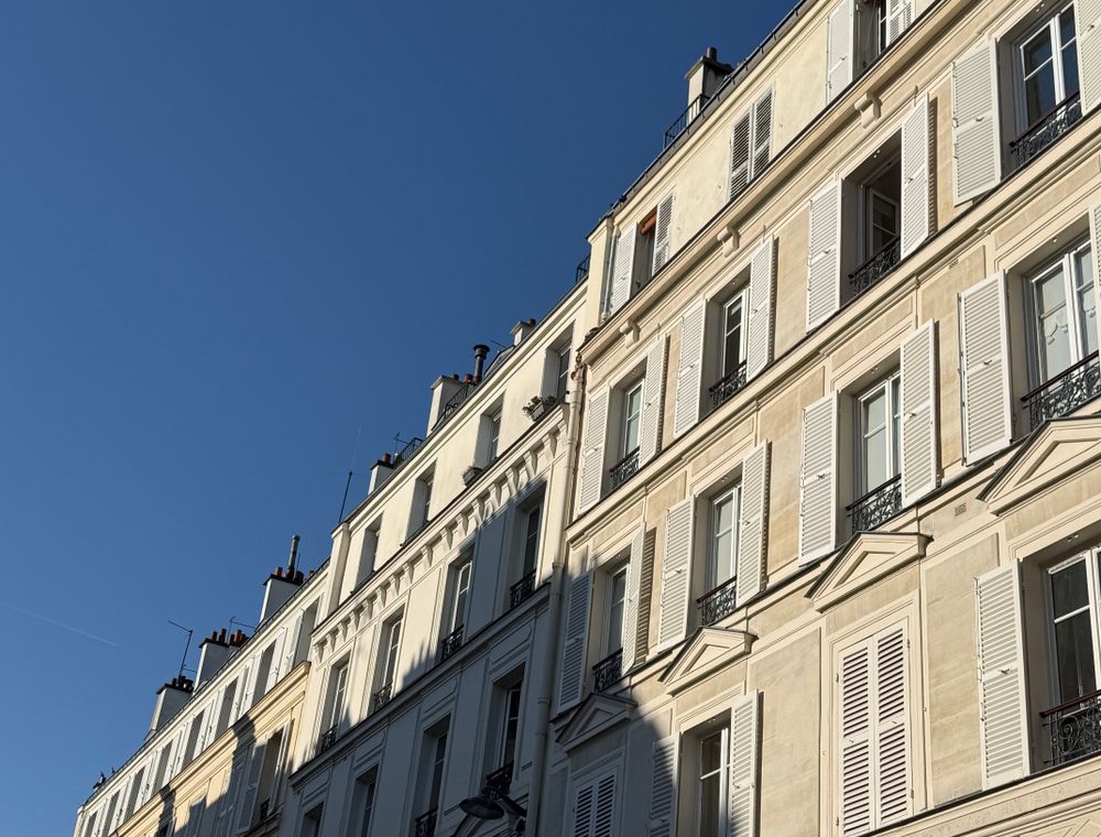 Détail d’une façade d’immeuble parisien et de ses balcons