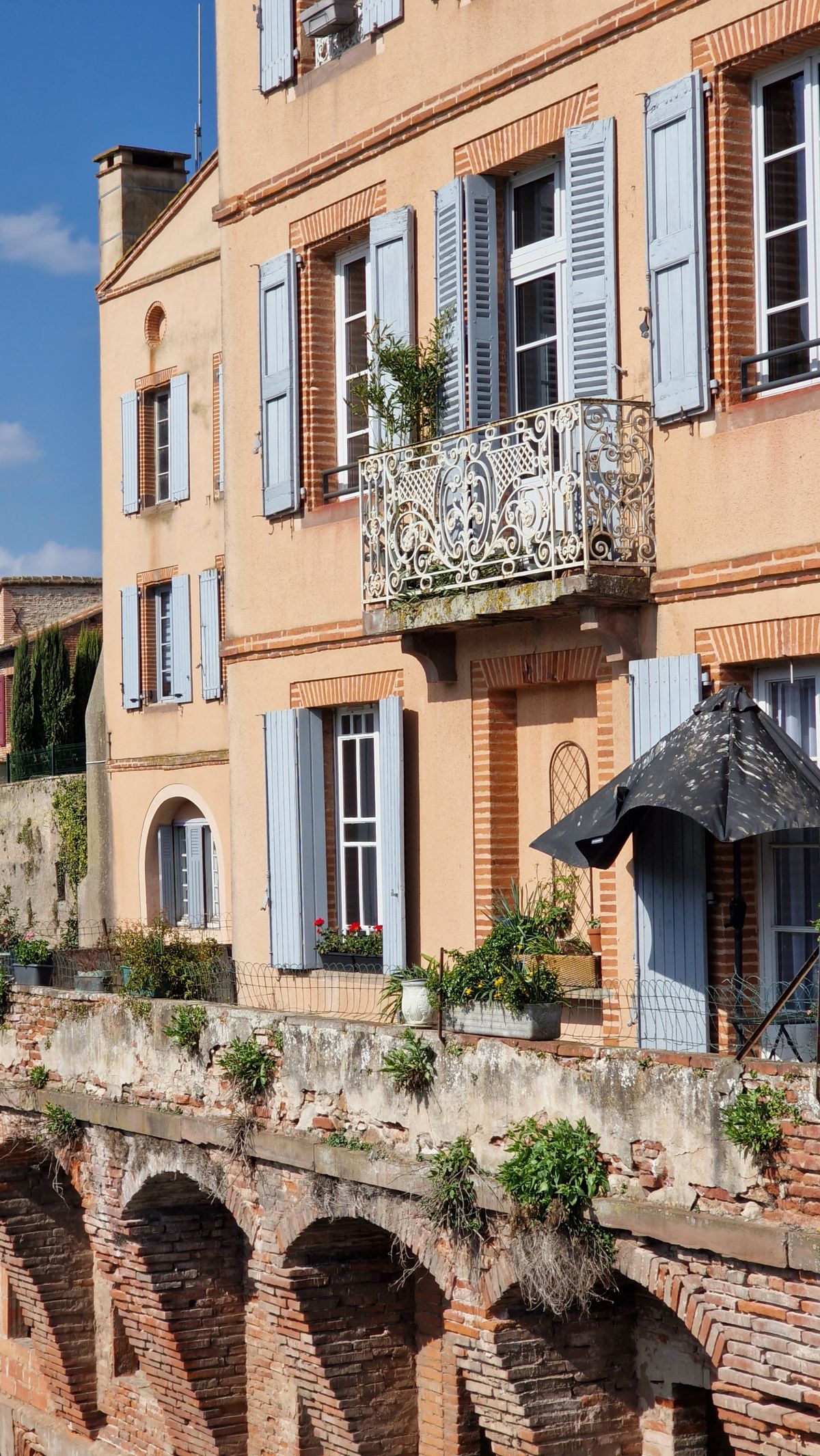 Façade d'une maison à colombages avec volets dans le Vieil Albi