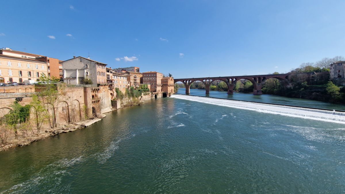 Vue du Pont Vieux d'Albi enjambant le Tarn