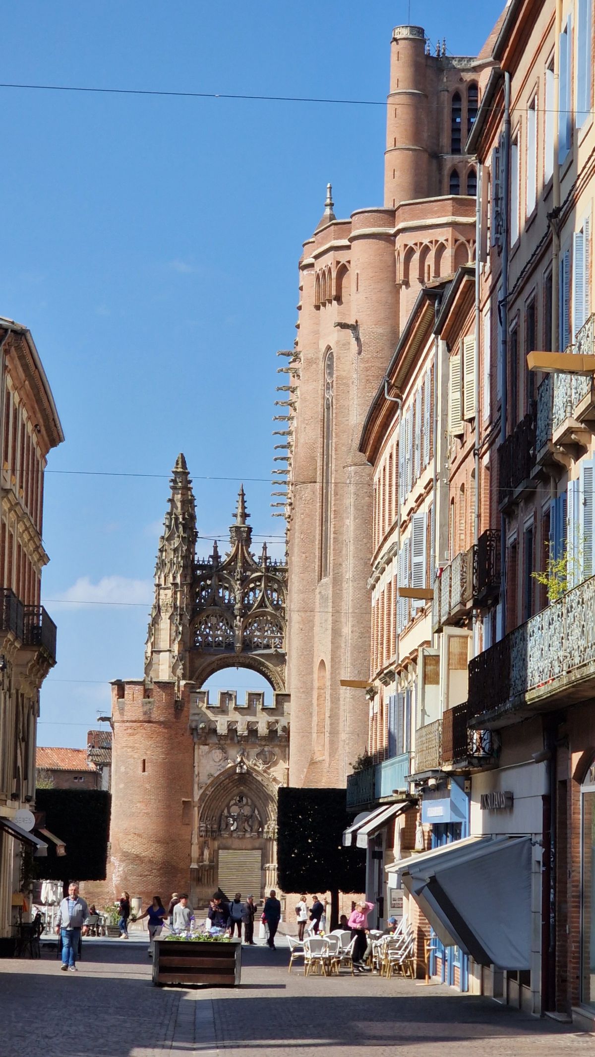 Rue pavée menant vers la cathédrale Sainte-Cécile d'Albi en briques rouges