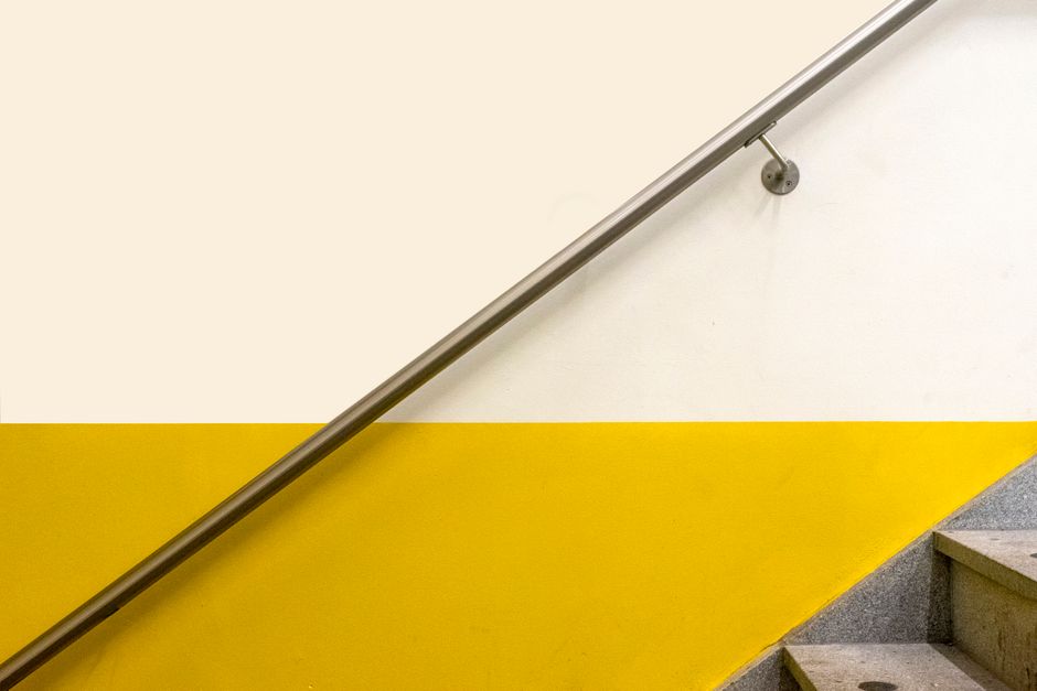 Detail einer Treppenstufe mit rutschhemmendem Kantenprofil und sauberem Wandabschluss