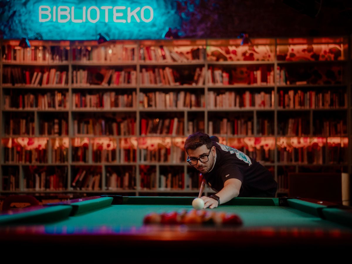 Ambient lighting for a focused, premium playing atmosphere