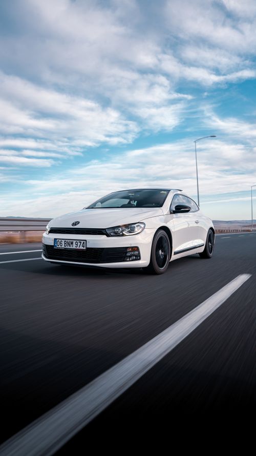 Free Dynamic shot of a white car on a highway in Ankara, Türkiye, with a clear skyline. Stock Photo