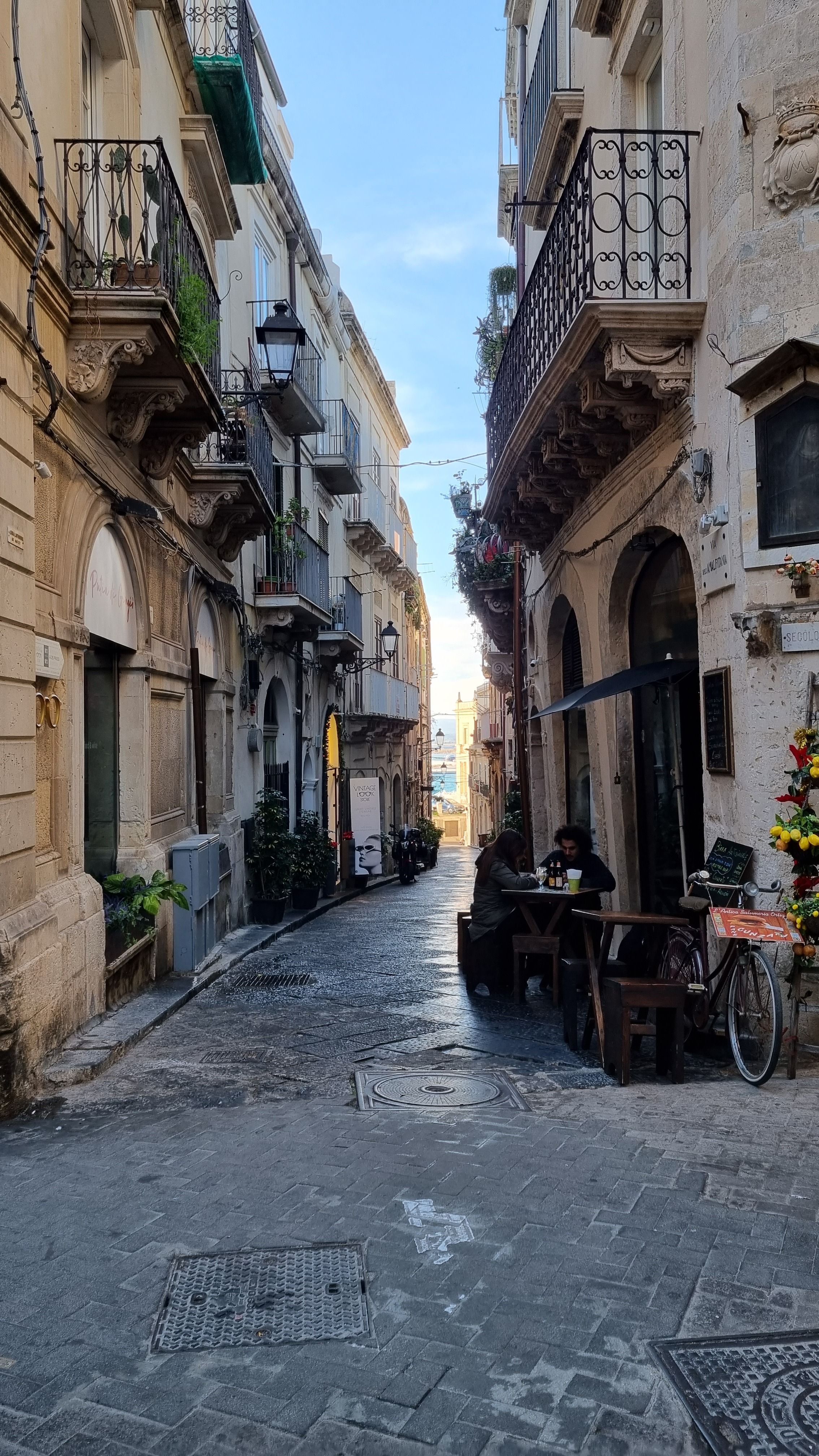 Charming Alleyway in Historic European City · Free Stock Photo