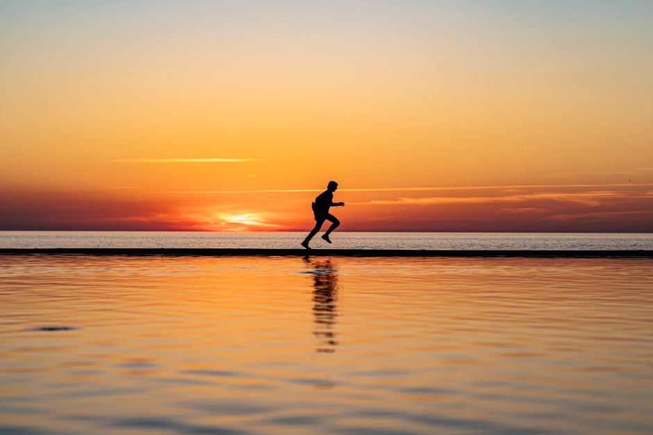 Coureur consultant sa montre cardio-GPS pendant une séance d'entraînement pour vérifier sa zone cardiaque