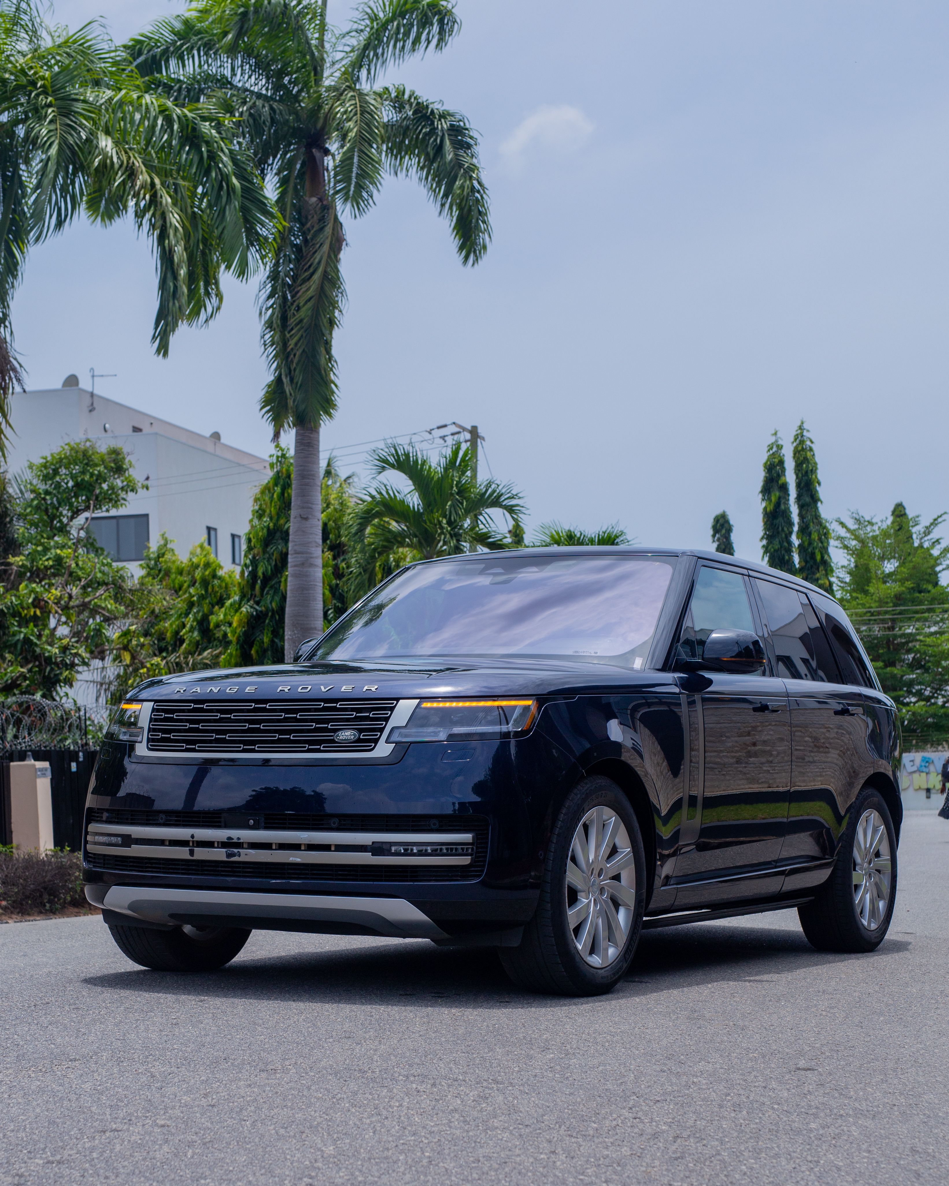Luxury SUV - Modern Range Rover Vogue in Urban Setting · Free Stock Photo