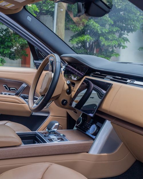 Free Explore the luxurious interior of a premium SUV featuring modern design and advanced technology. Stock Photo