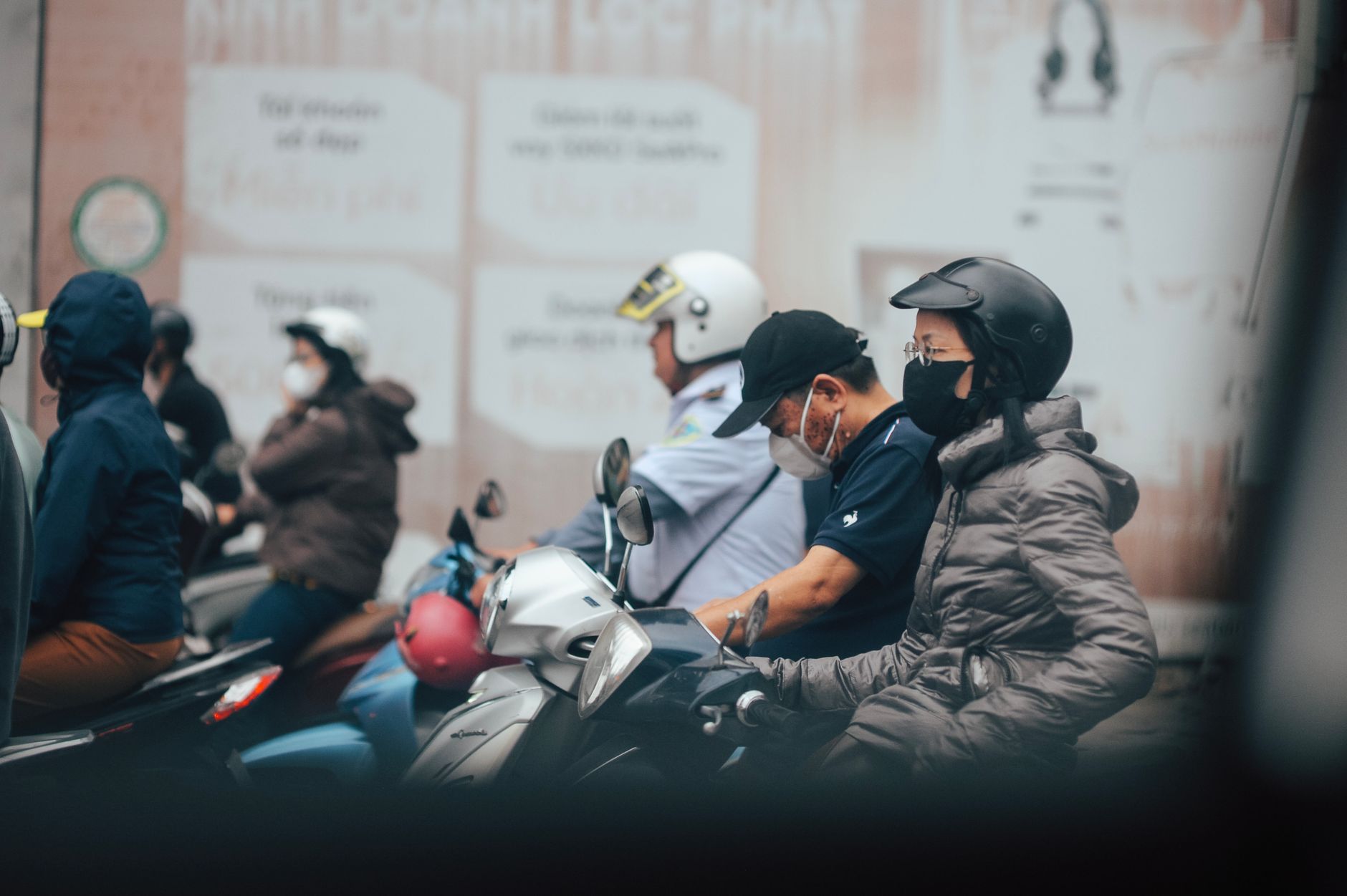 Şehir merkezinde kar maskeli bir kişi