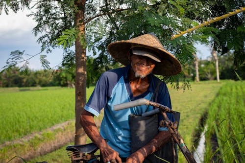 Hombre De Camiseta Azul Y Sombrero De Paja