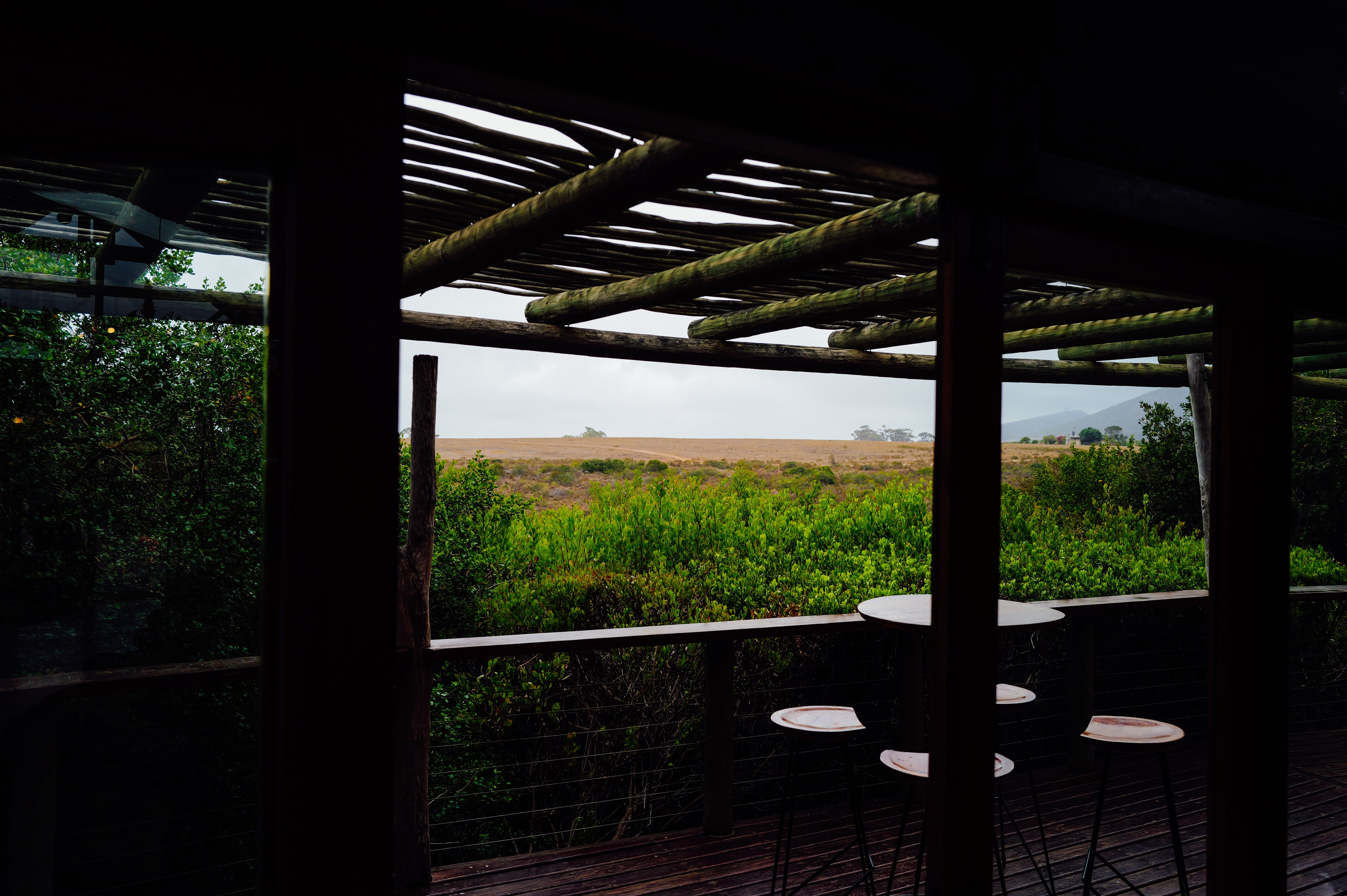 Moderne pergola met intrekbaar dak geopend.