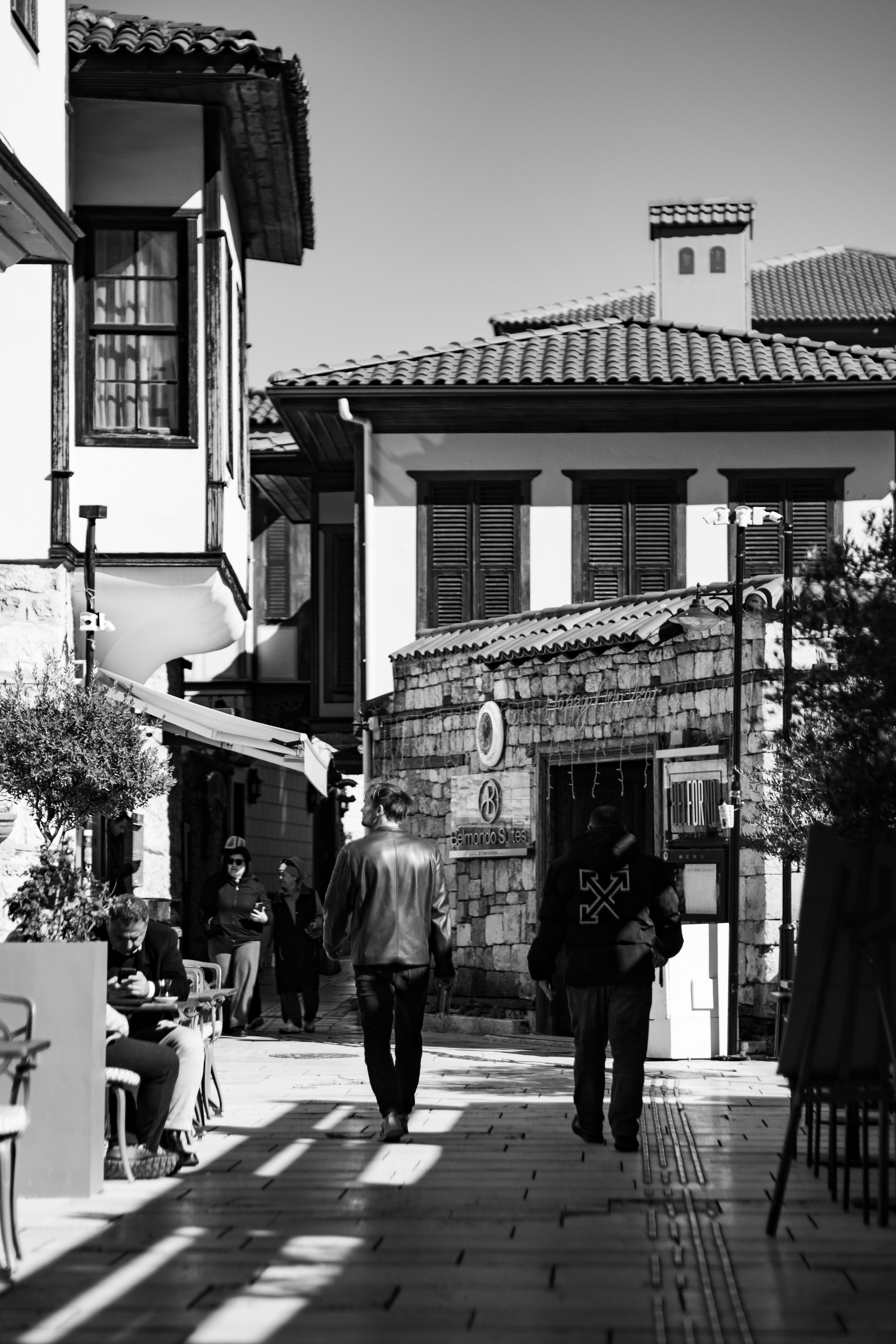 Black and White Street Scene in Historic District · Free Stock Photo