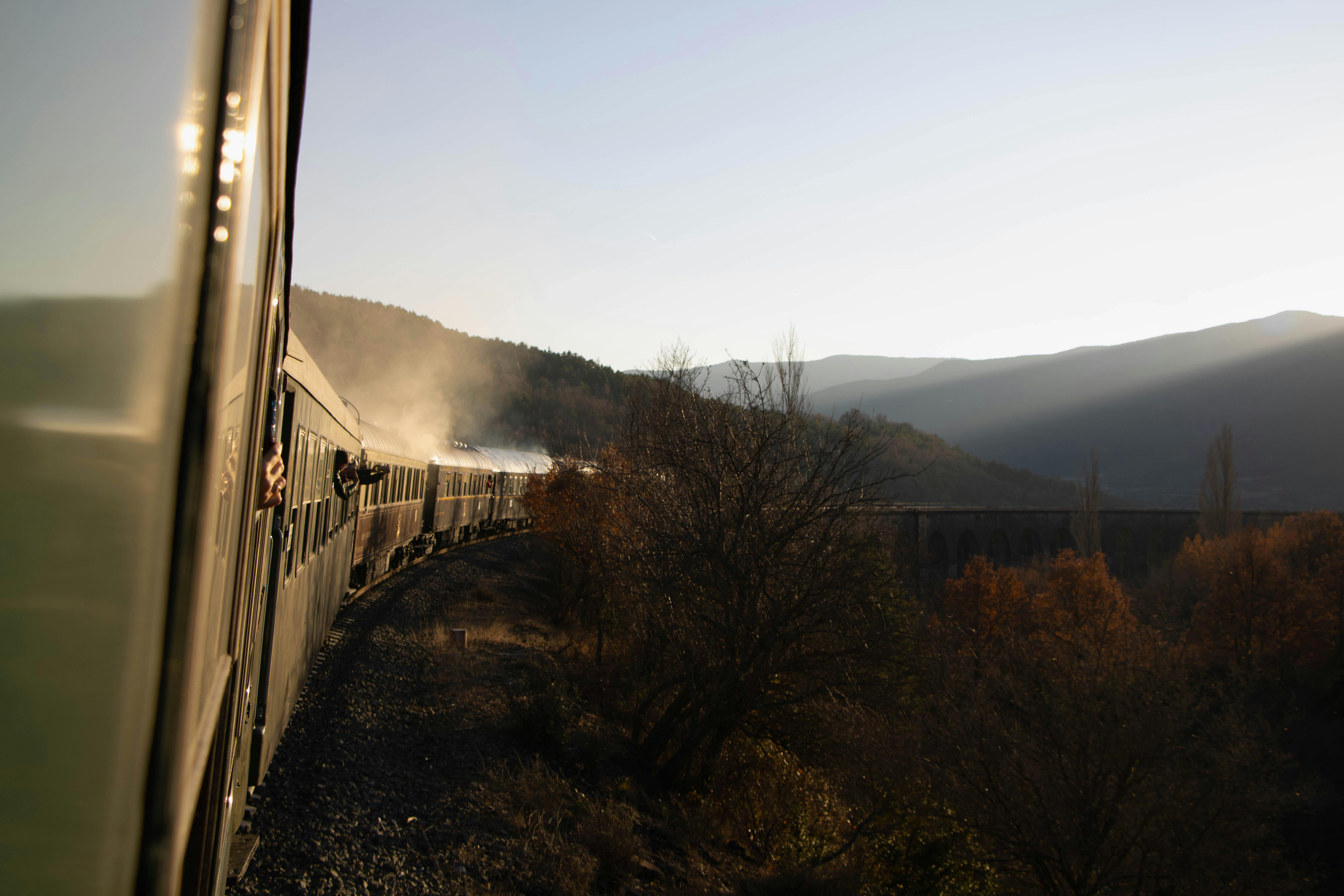 Guida Completa ai Vantaggi del Viaggio in Treno