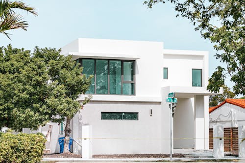 무료 녹색 나무 근처 흰색 콘크리트 건물 스톡 사진