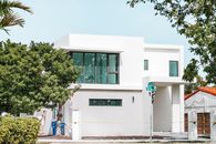 探索这座迈阿密现代化住宅，其拥有时尚的线条和大玻璃窗