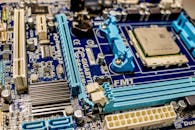 展示计算机主机板上各种电子元件的详细特写图像