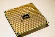 黄金微处理器芯片的详细特写，非常适合展示技术概念