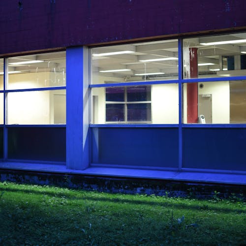 Kostnadsfri bild av arkitektur, blå och röd, glasfönster