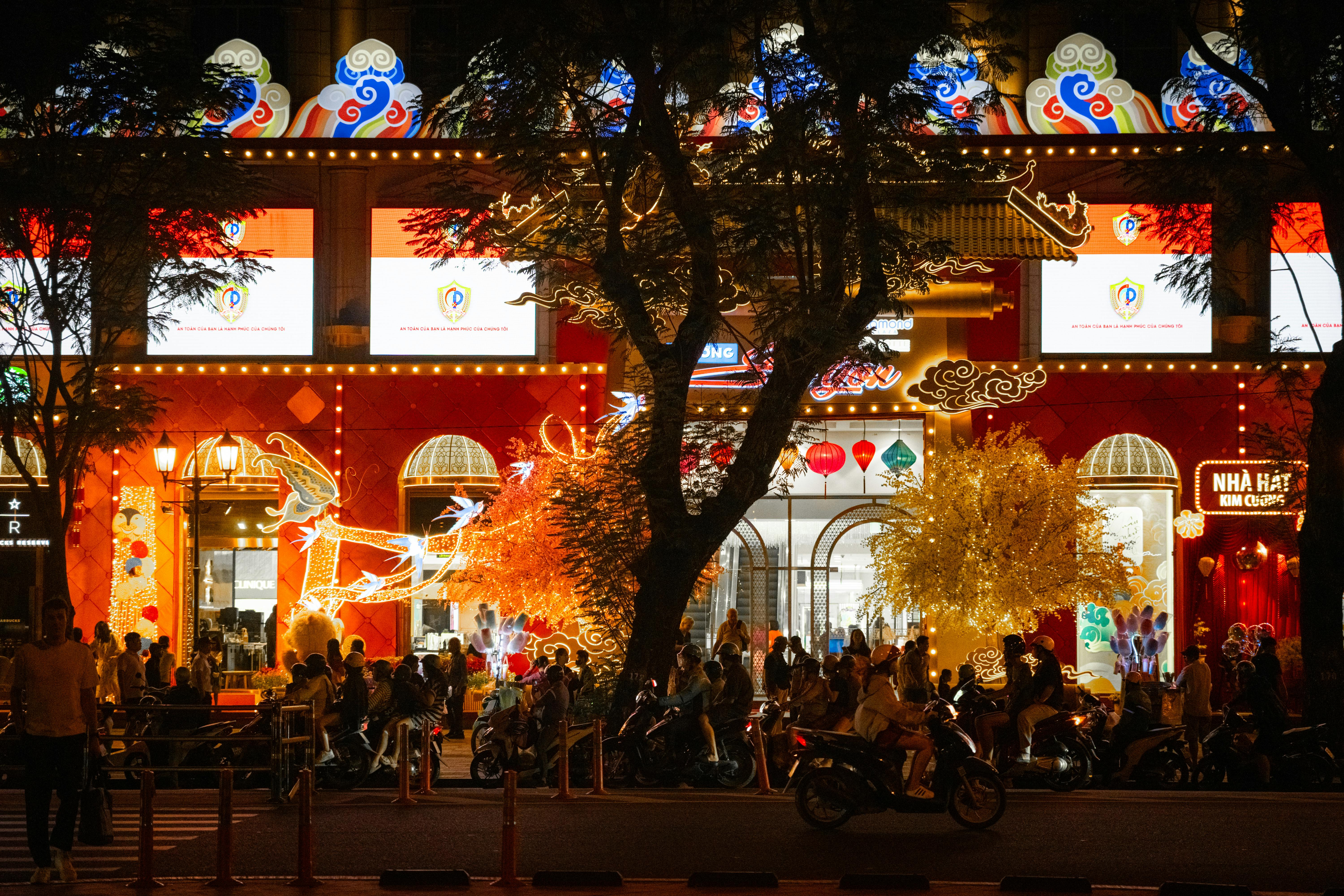 호치민 야경 — 도심 네온 거리