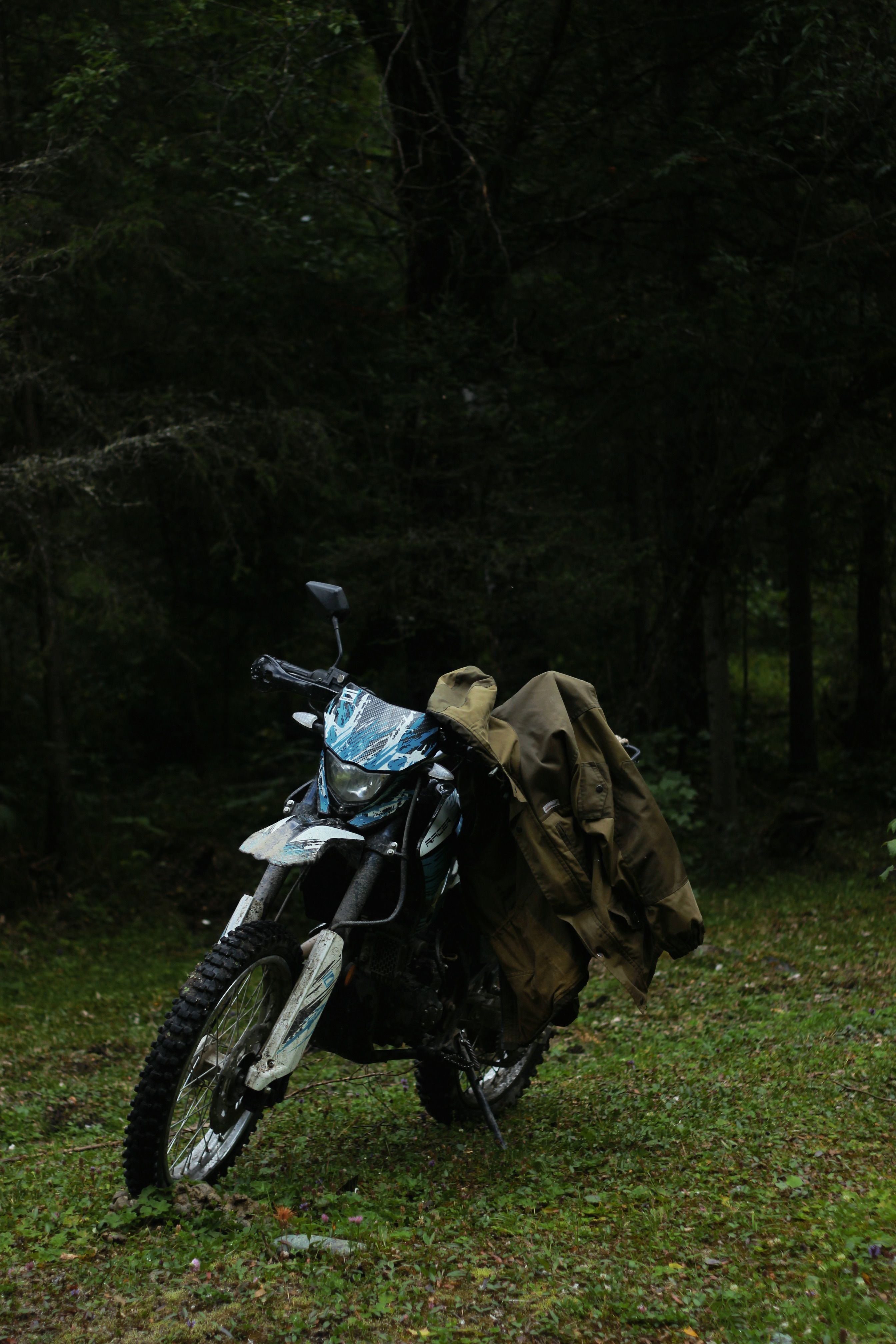 Bagagerie souple ou valises rigides pour roadtrip moto en Europe 