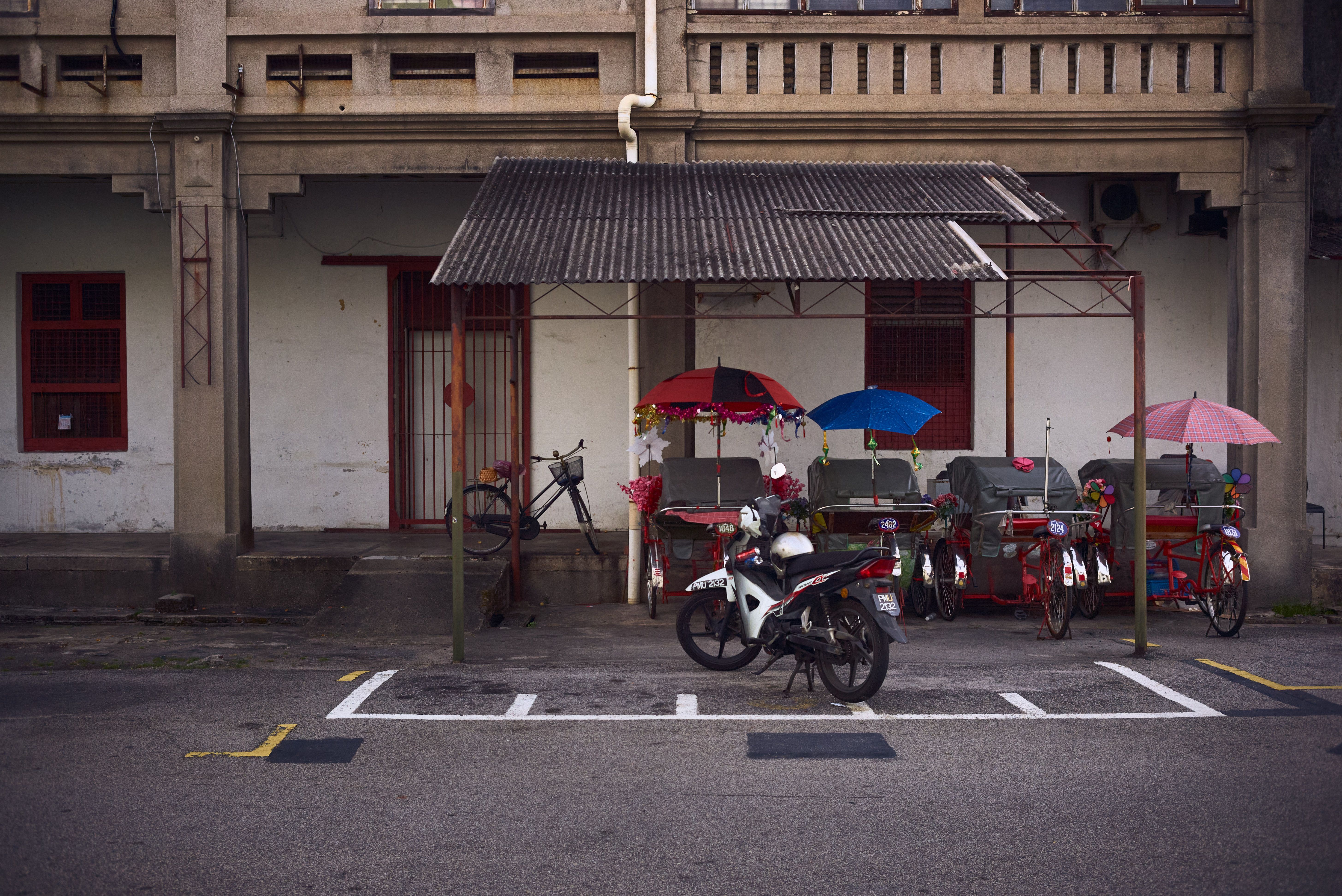 Row of Colorful Rickshaws with Motorbike · Free Stock Photo