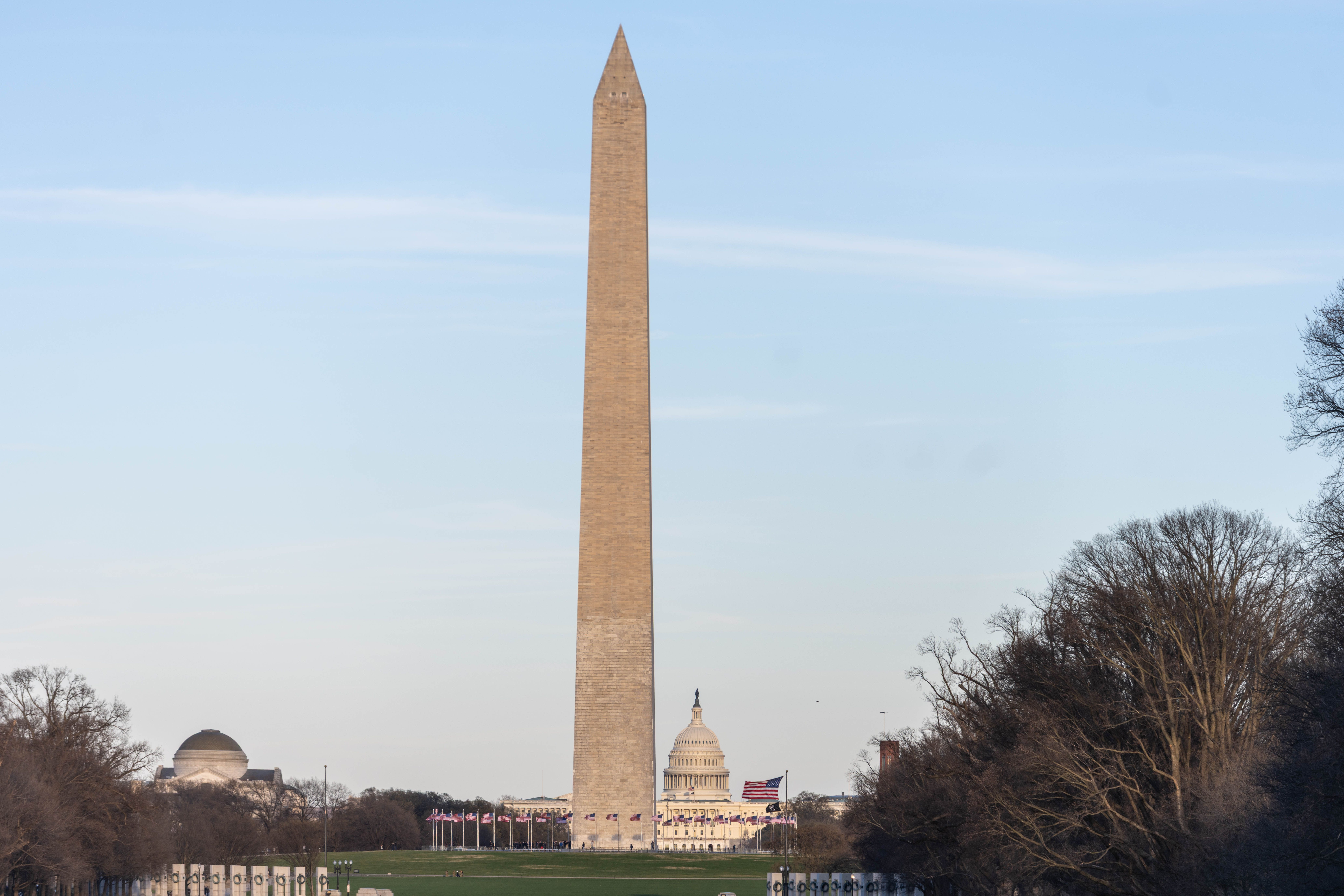 Kostenlos Atemberaubender Blick auf das Washington Monument mit dem US-Kapitol im Hintergrund bei Tageslicht. Stock-Foto
