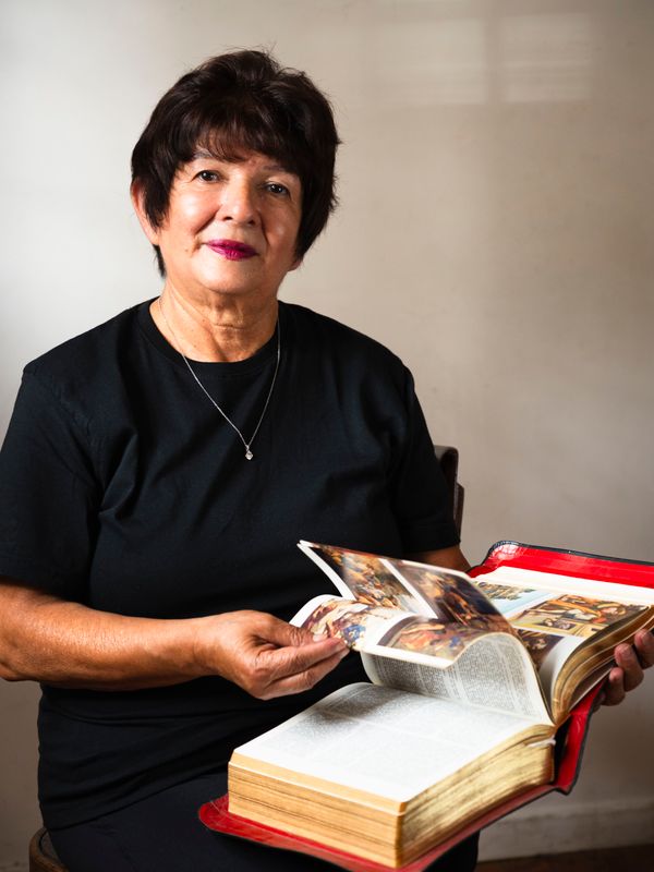 Mujer mayor leyendo la Biblia con dedicación
