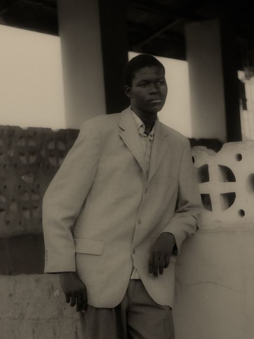 Free Stylish black and white portrait of a man in a suit with an architectural backdrop. Stock Photo