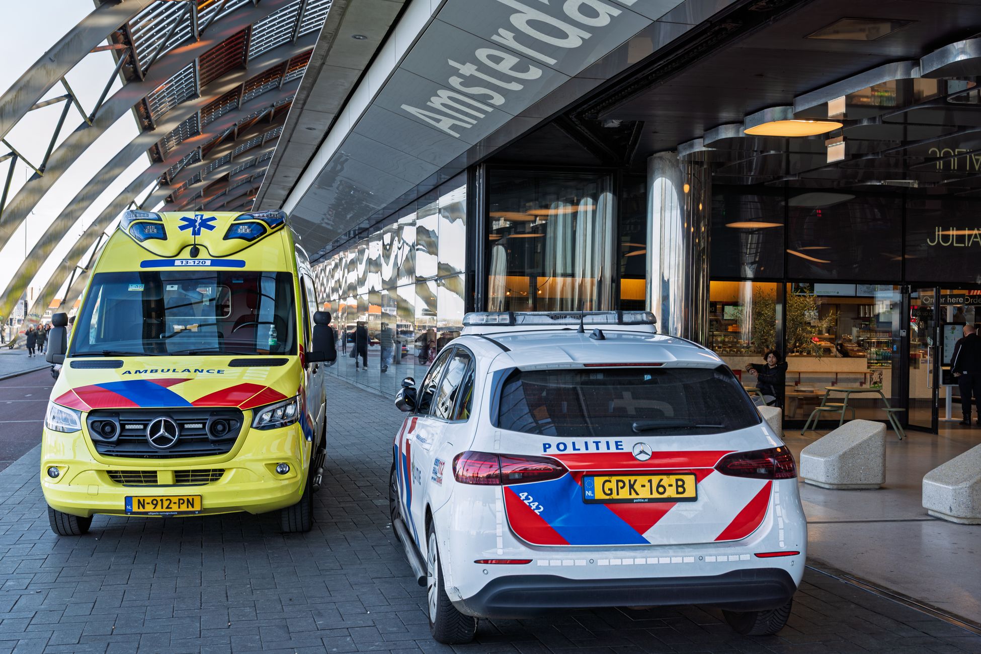 Twee brandweermensen gereanimeerd na medische keuring