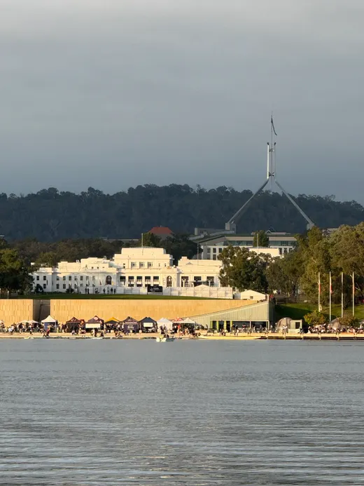 Gedung parlemen dan Danau Burley Griffin di Canberra