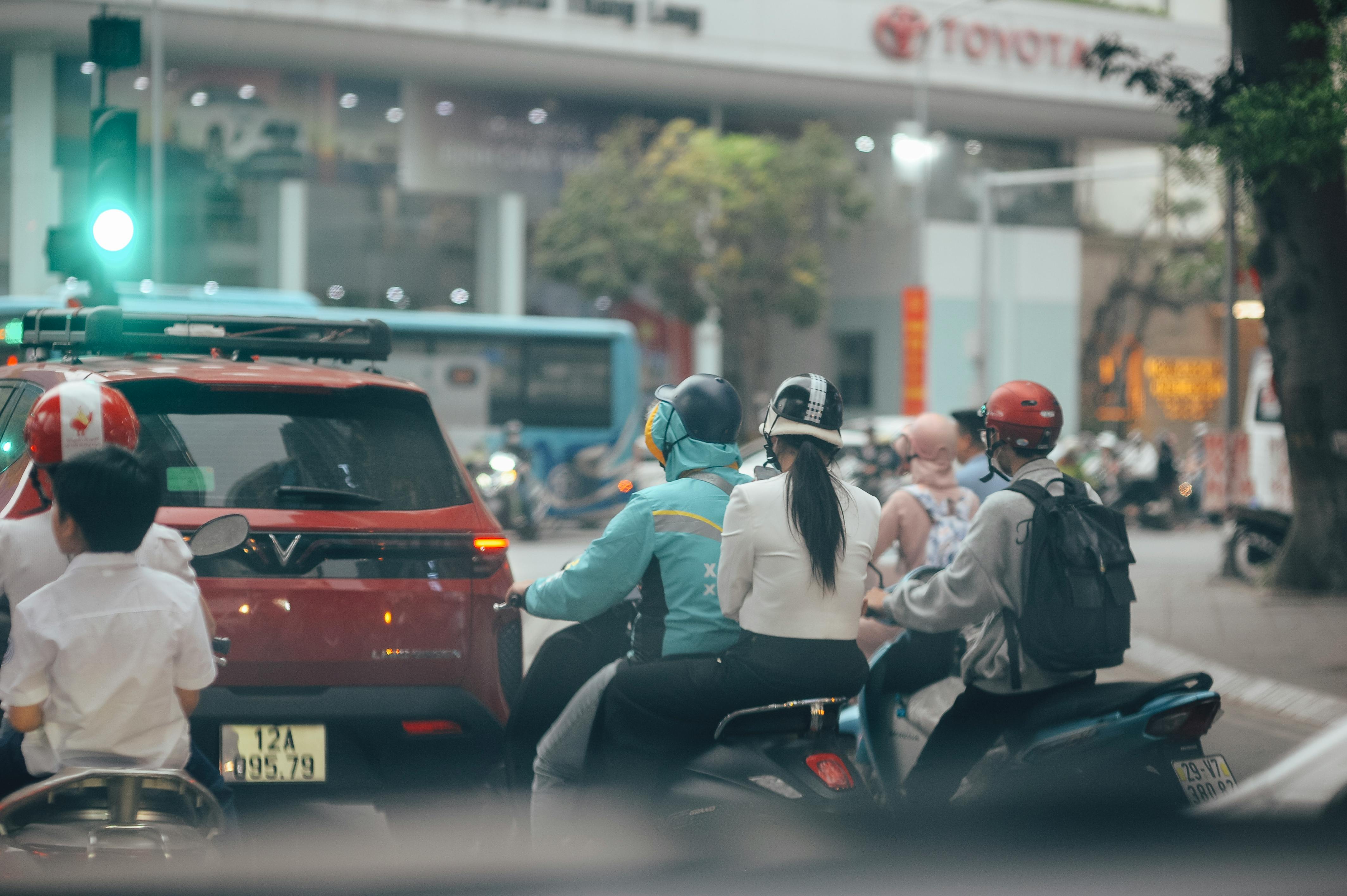evs explained green transportation — Photo by Thang Nguyen on Pexels