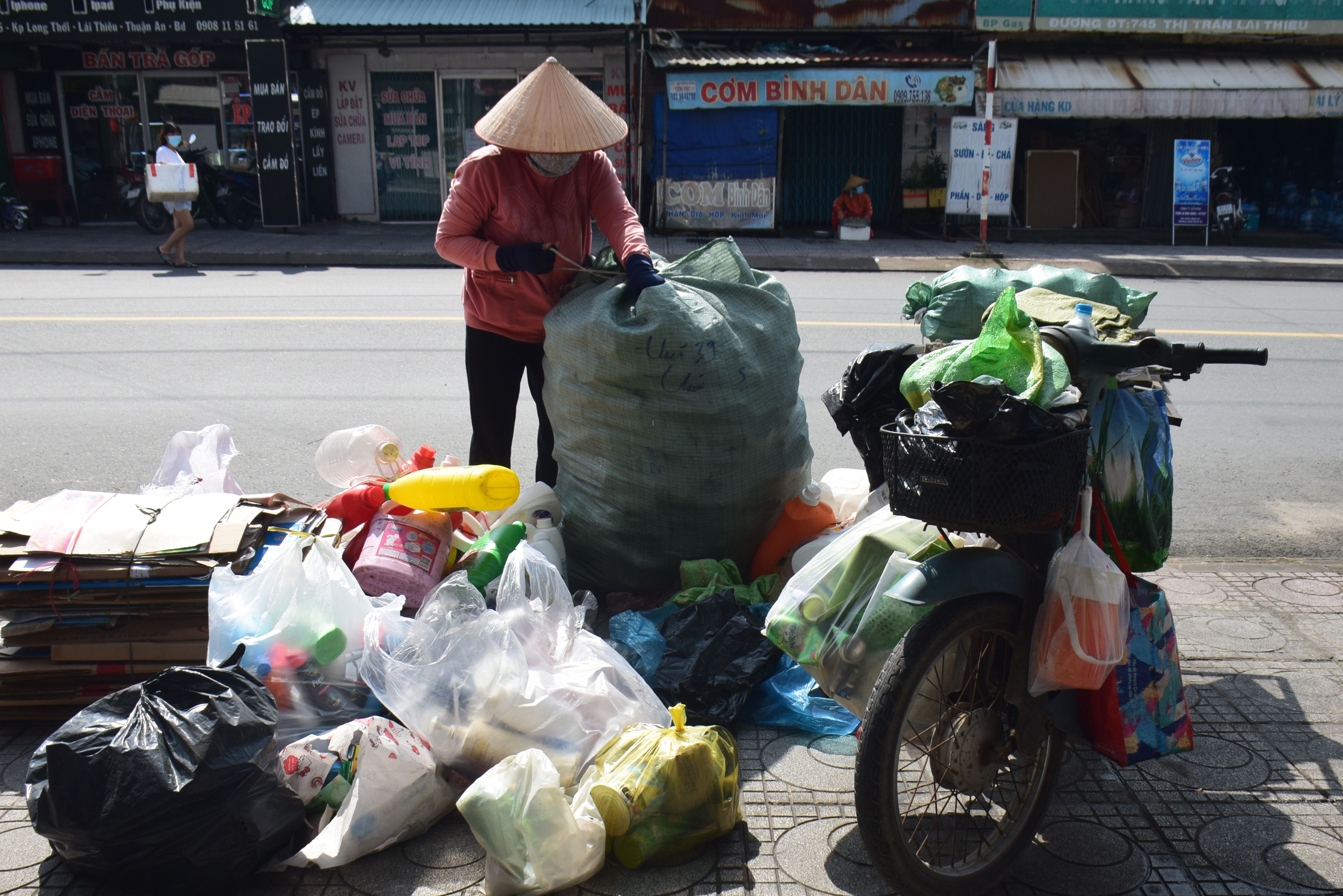Phụ nữ vứt vé số trúng 1,15 triệu USD, phải lục 6 tấn rác để tìm lại