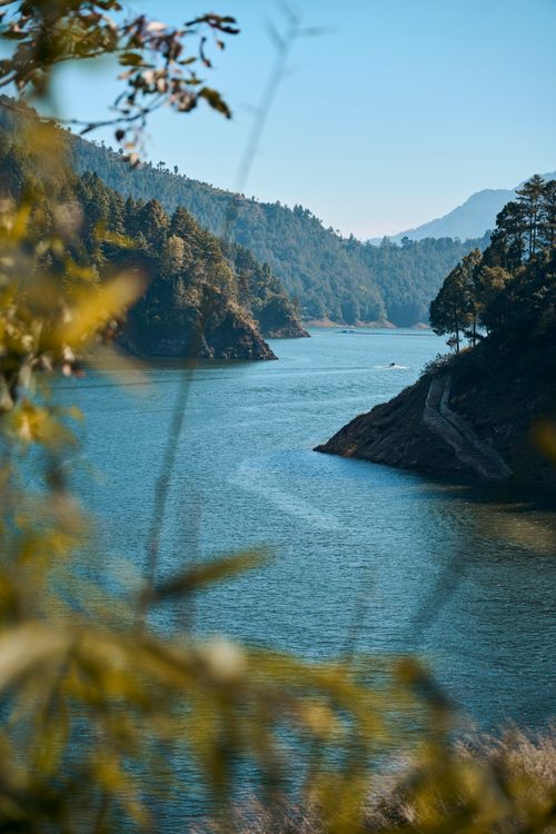 Free A tranquil view of a lake surrounded by mountains, ideal for nature lovers. Stock Photo
