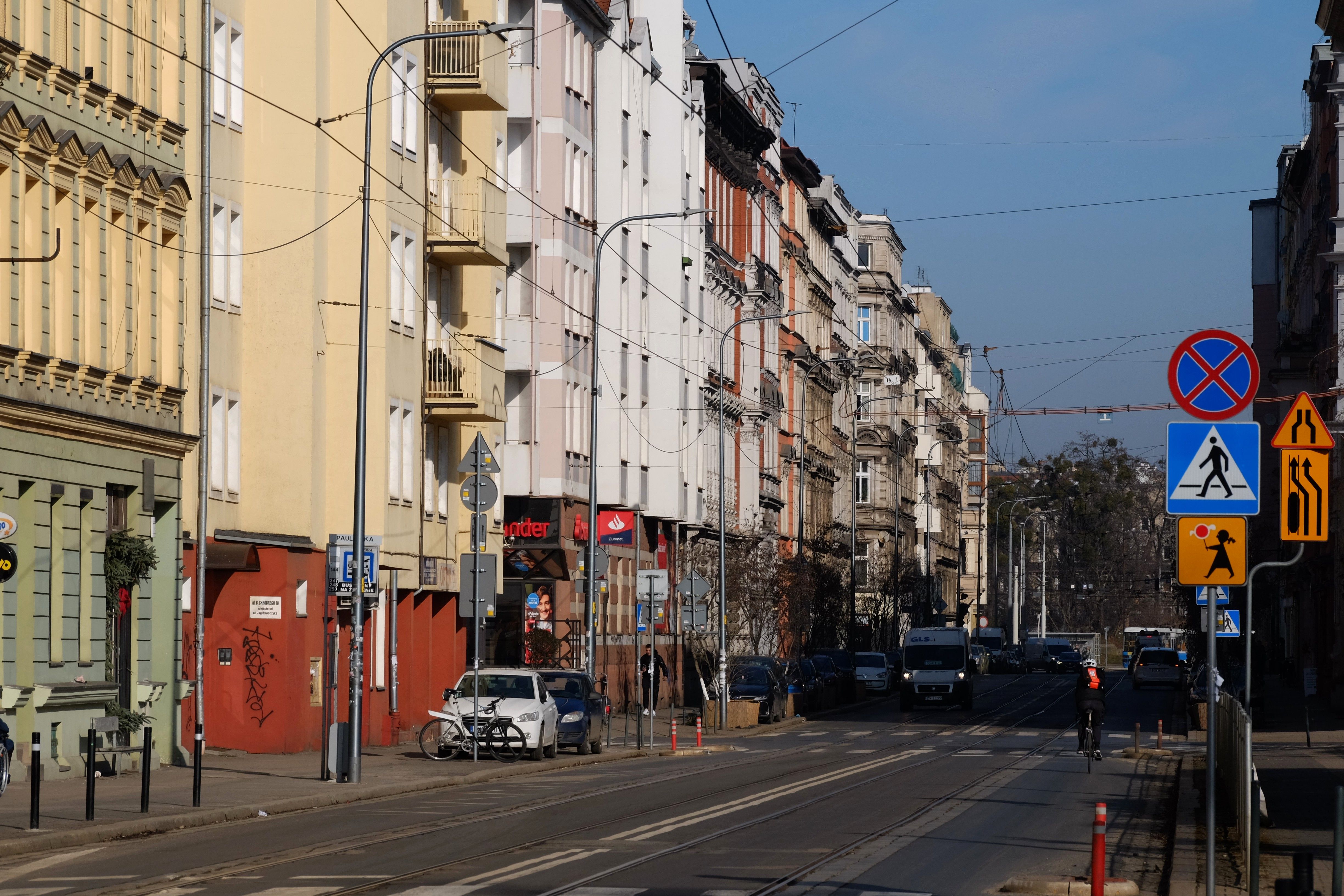 Historic European Street View with Urban Architecture · Free Stock Photo