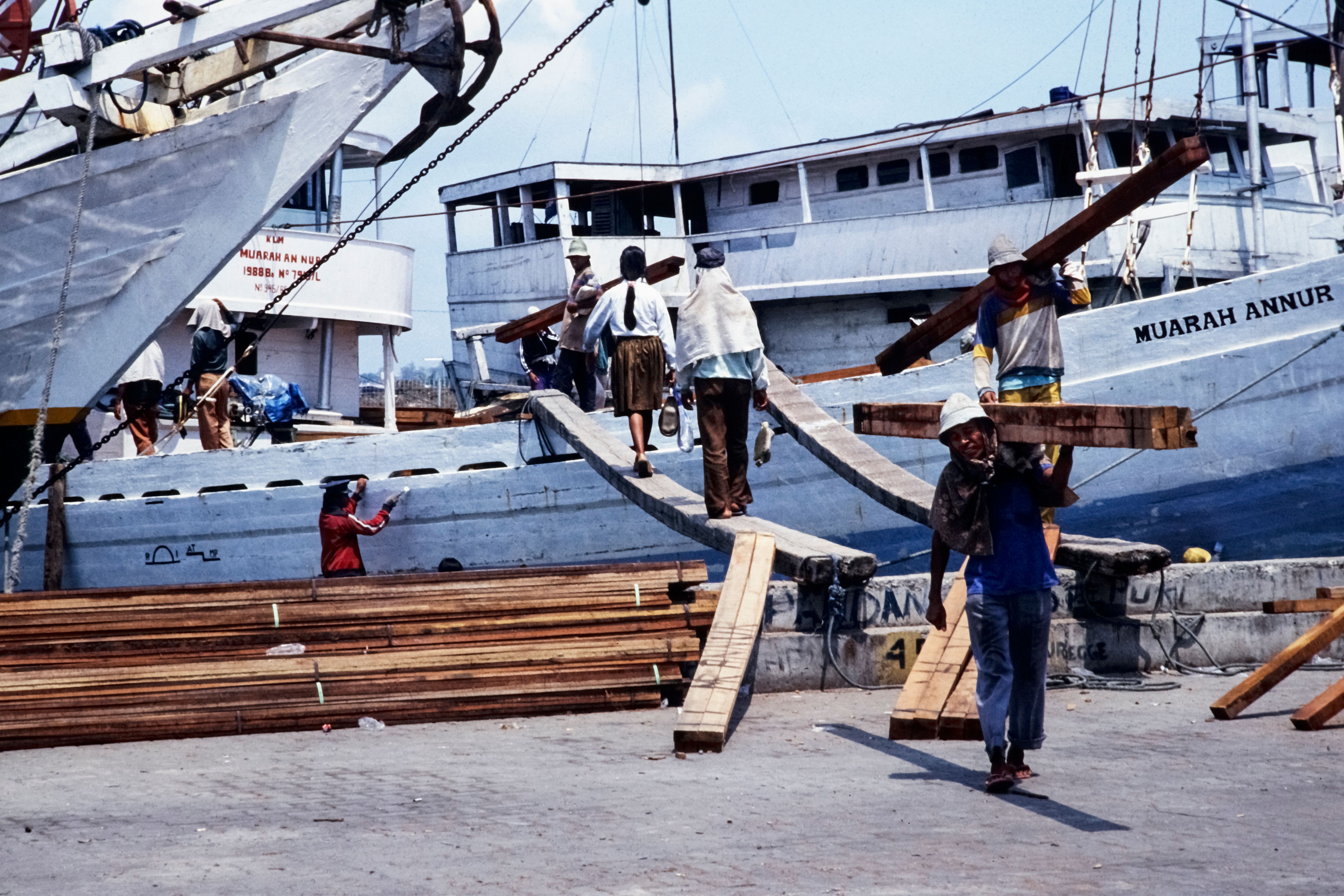 Stepaside — man and van team loading a removal van