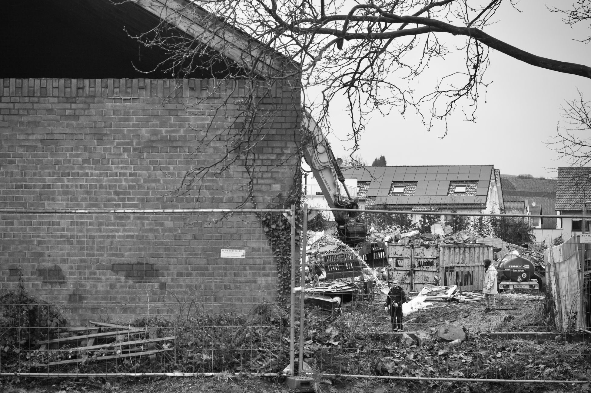 Bewoners Halsteren ruimen spullen op voor sloop woningen