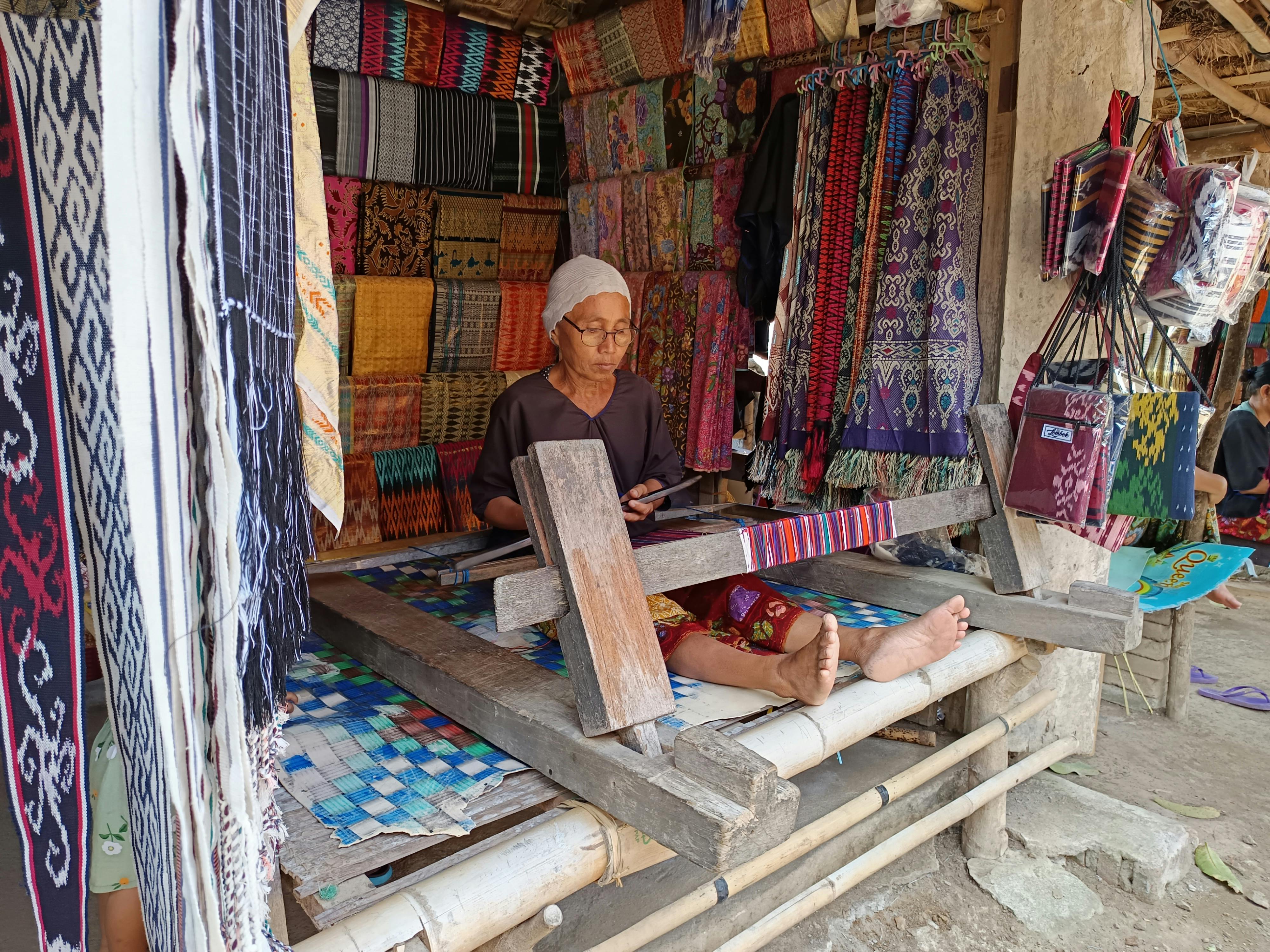 Colourful stalls selling sarongs, woven rattan bags and wooden carvings at the Ubud Art Market in Ubud, Bali