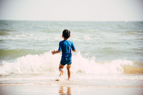 무료 해변을 걷는 소년 스톡 사진