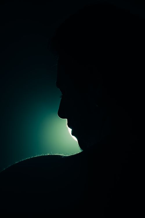 Free Artistic silhouette with serene mood and green backlight, shot in Istanbul, Türkiye. Stock Photo