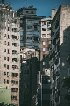城市摩天大楼的景观展现了质朴复古的建筑设计