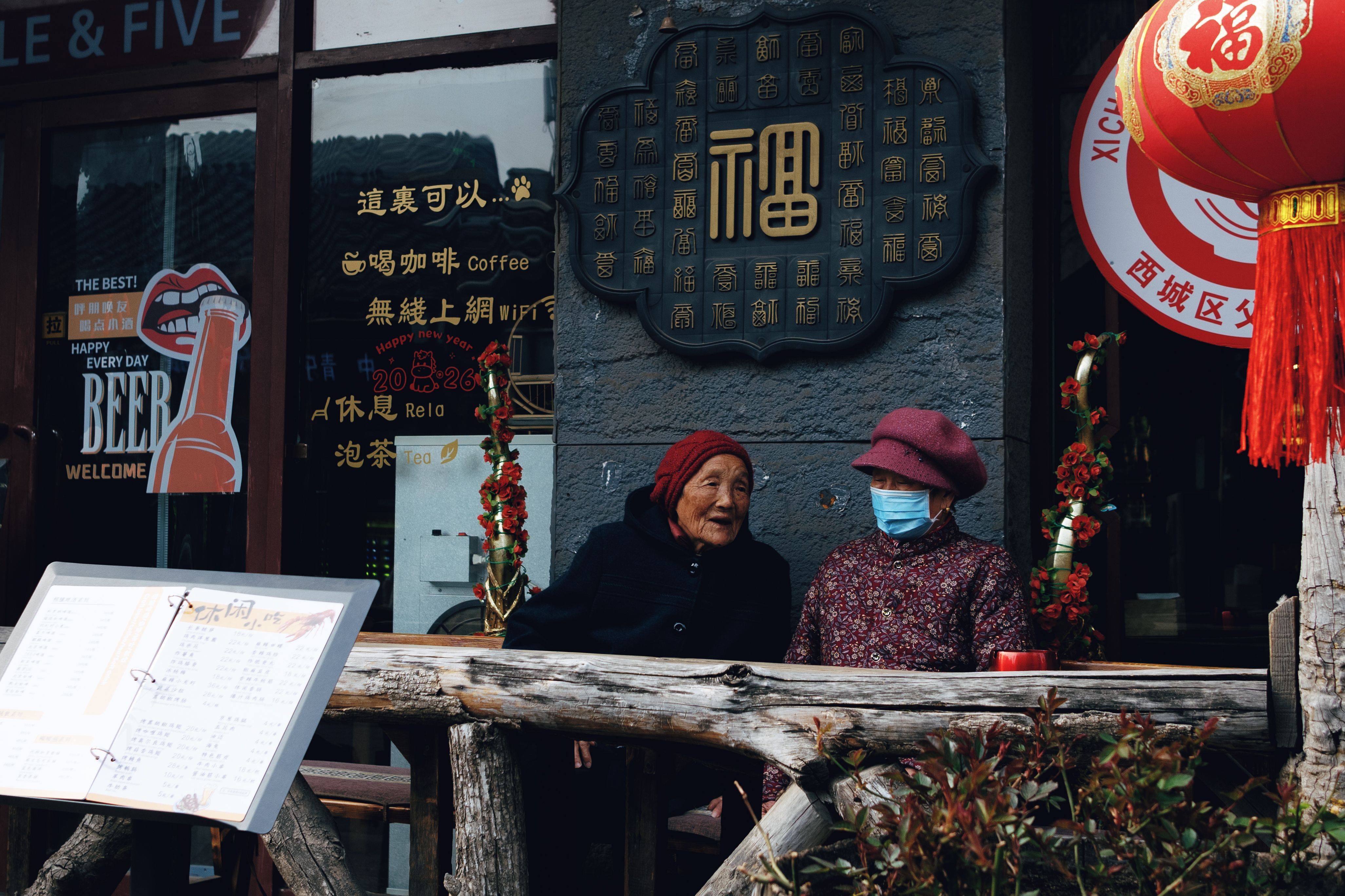 Desempleo juvenil chino llega al 21,3% en 2023: Beijing suspende publicación de datos y lanza programa de 'experiencia social' para graduados