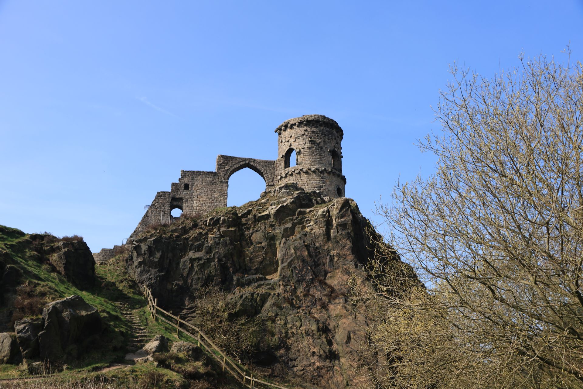 Les ruines de pierre d'un château médiéval anglais