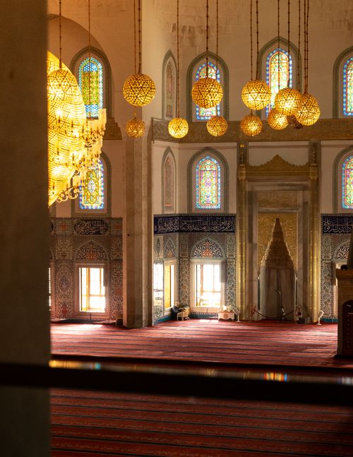 Free Captivating view of mosque interior in Ankara, Türkiye, showcasing intricate Islamic architecture and warm lighting. Stock Photo