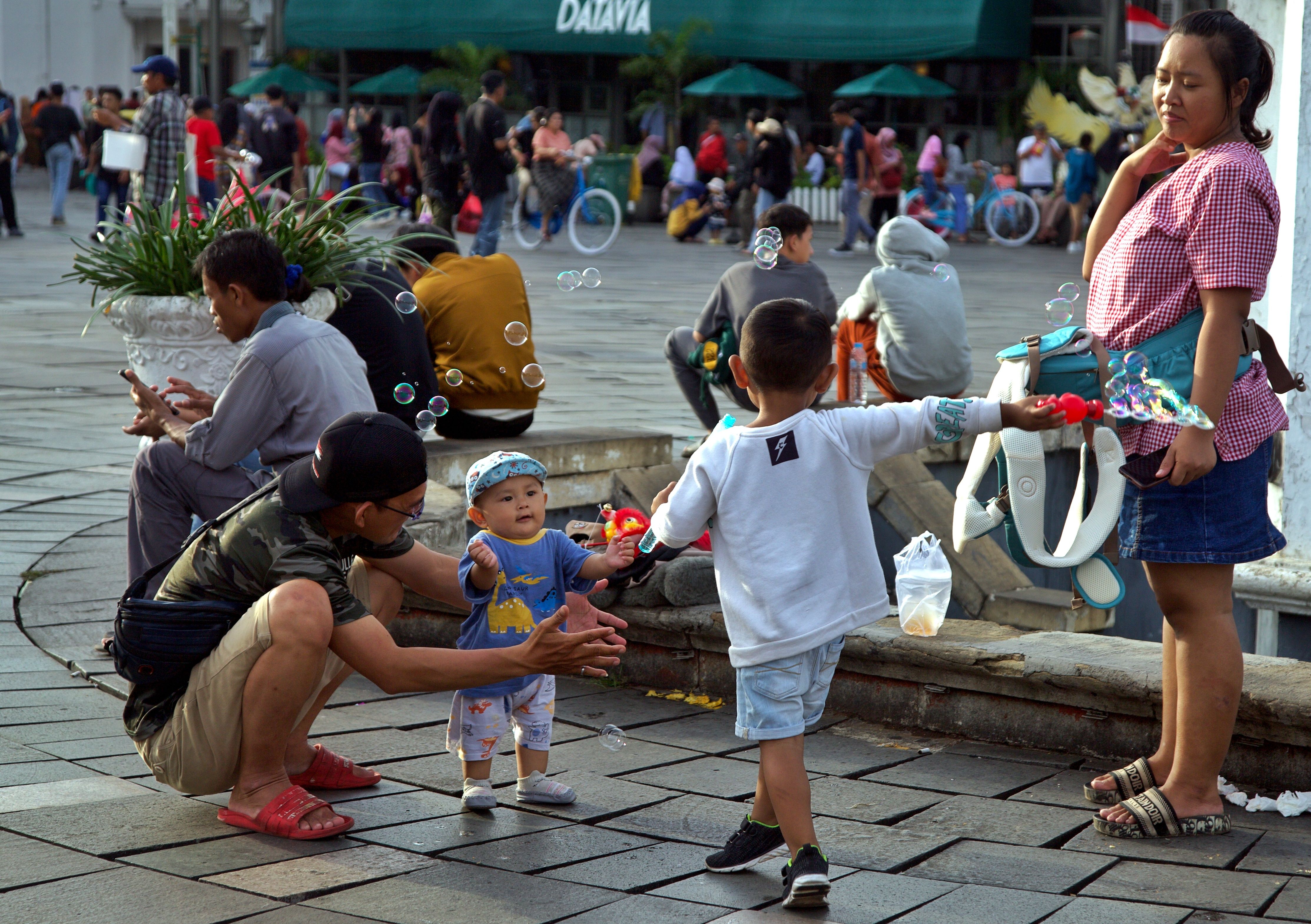 Ibu dengan sabar menenangkan anak yang tantrum di tempat umum